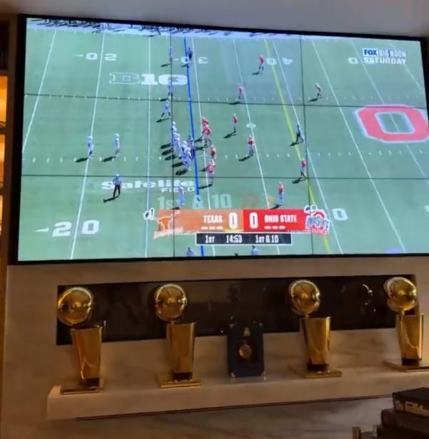 九游体育入口-奖杯都搬回家了？詹姆斯在家里晒出四个总冠军奖杯！