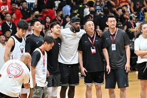 九游体育入口-詹姆斯中国行成都站图集：赵睿&amp;李梦等球星出席活动 老詹美美拍照