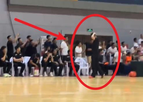 比分直播-给机会不中用啊！张文逸绝杀出手走步 杜锋摸头苦笑&amp;amp;想伸手又收回